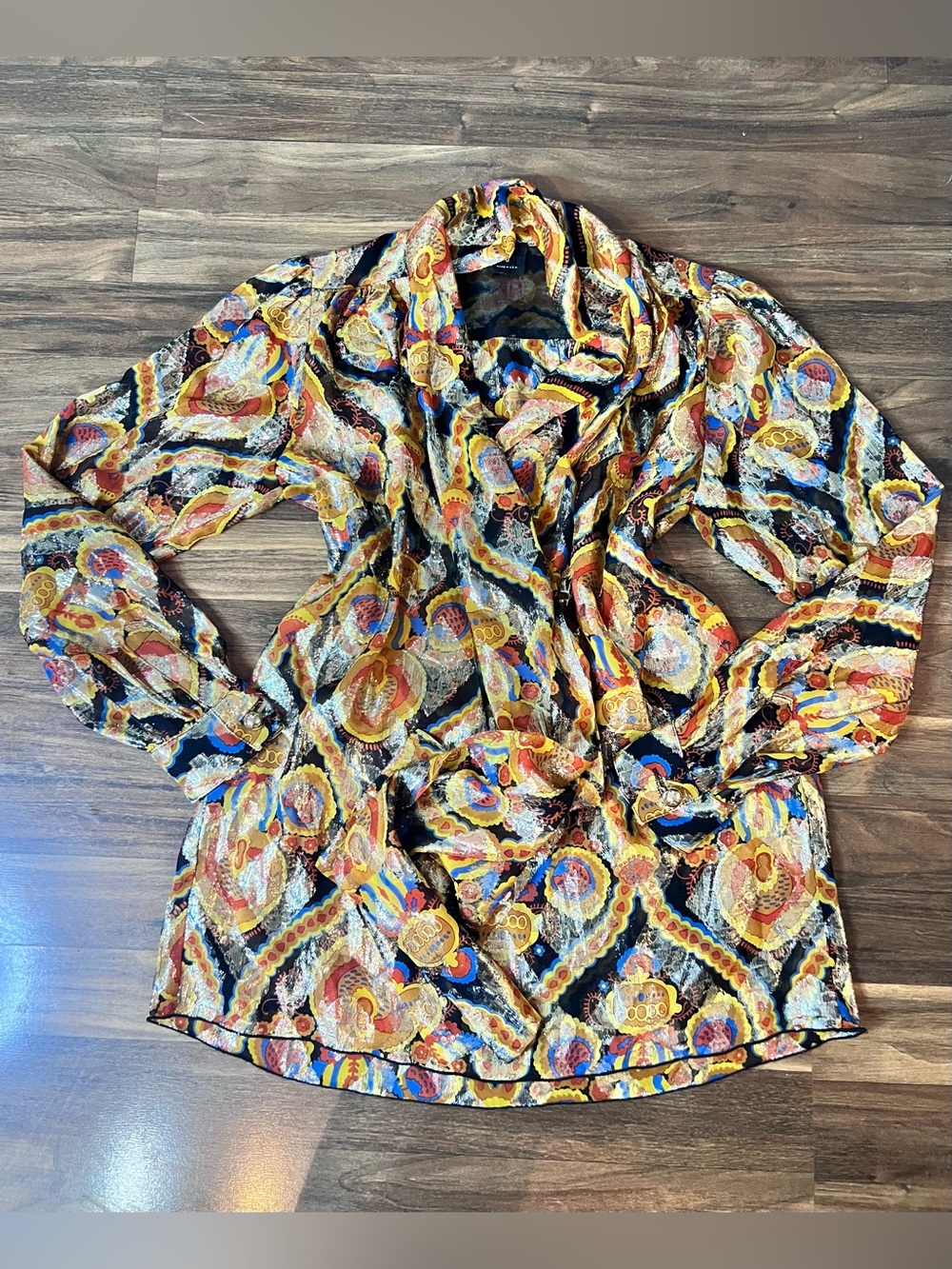 Beautiful Silk Anna sui tie front blouse.